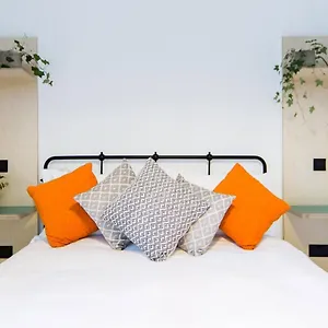 The Plywood Flat, Modern Style In A Traditional Tenement Apartamento